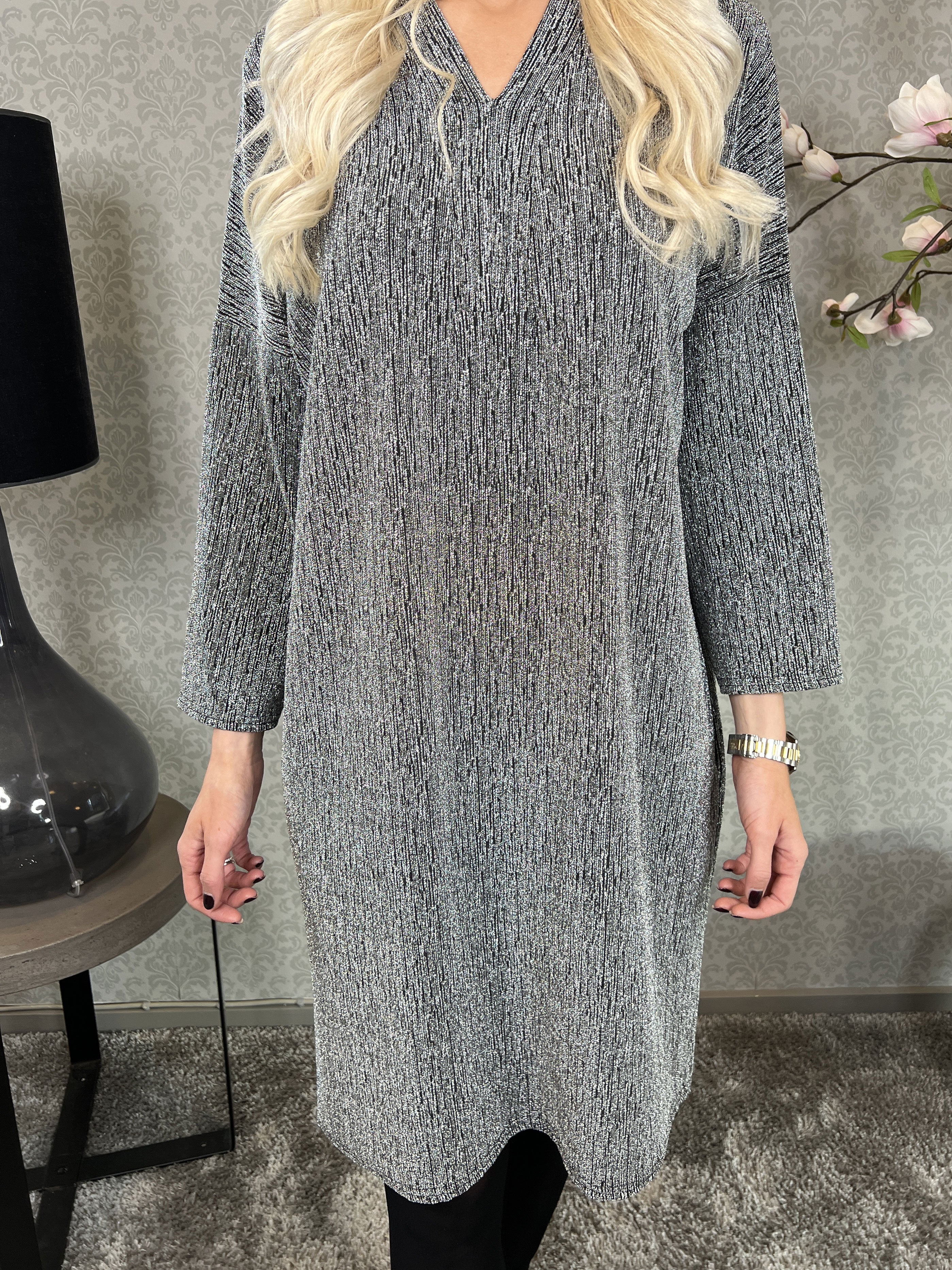 Audine - Simpel glimmerkjole i elastisk stof